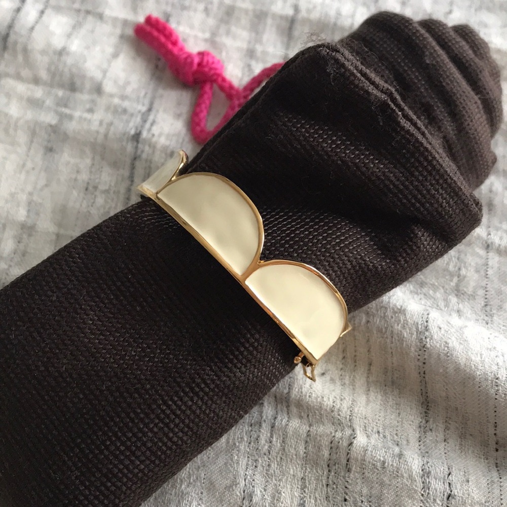 Kate Spade Scallop clasp bangle -great condition